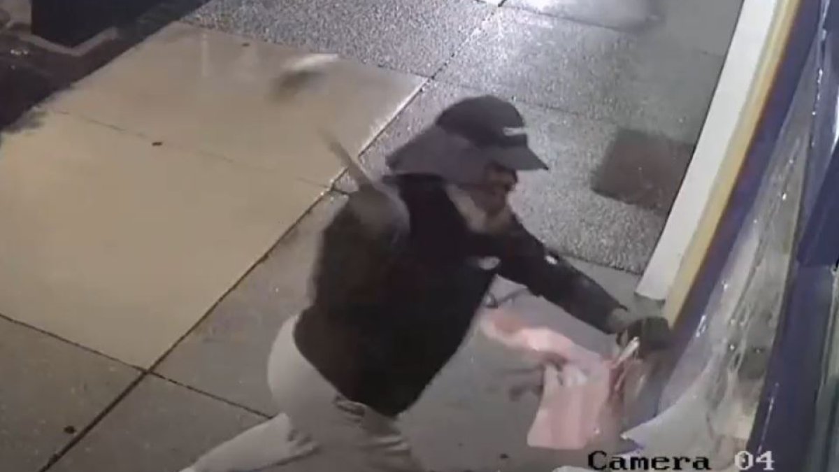 Manayunk smash-and-grab caught on camera – NBC10 Philadelphia