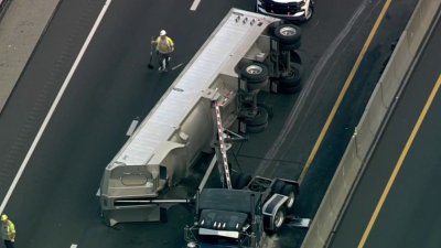 Overturned truck blocks Pennsylvania Turnpike