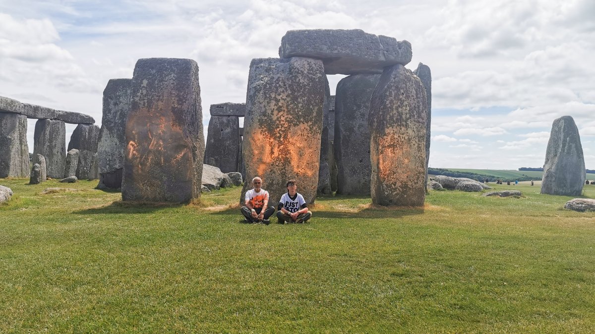 Video shows climate protesters spraying paint on Stonehenge monument ...