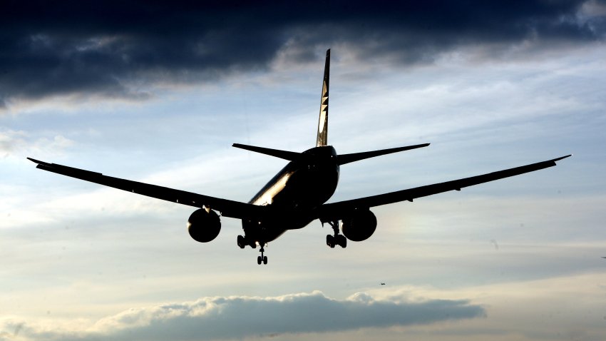 Generic picture of a plane landing