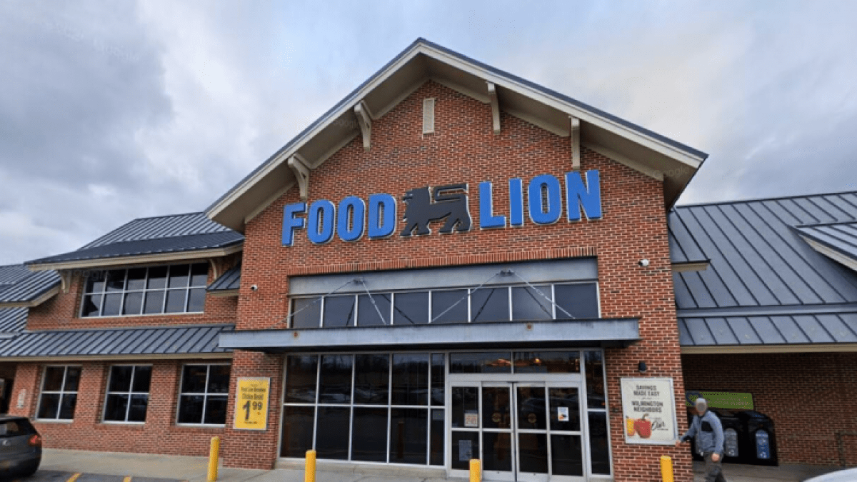 Man in black robe used pepper spray to rob Del. grocery store, police ...