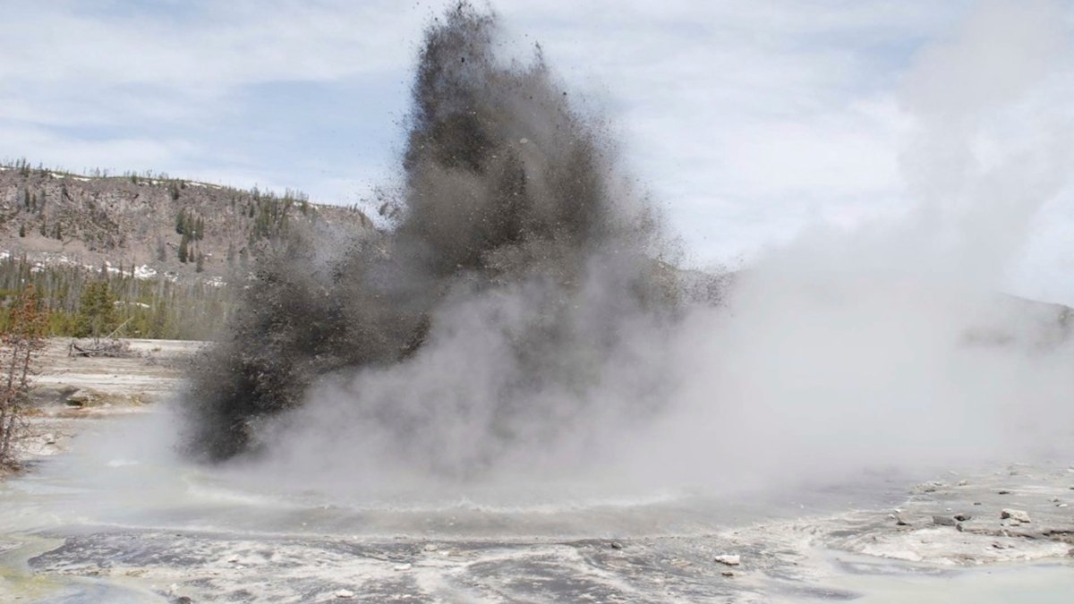 Geyser explosion sends dozens running for safety in Yellowstone – NBC10 ...