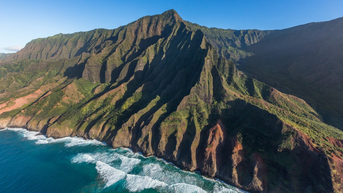 1 dead, 2 missing after helicopter crashes off Hawaiian island NBC10