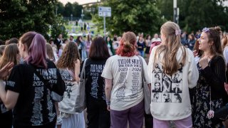 Taylor Swift fans without tickets gather in front of the Veltins Arena