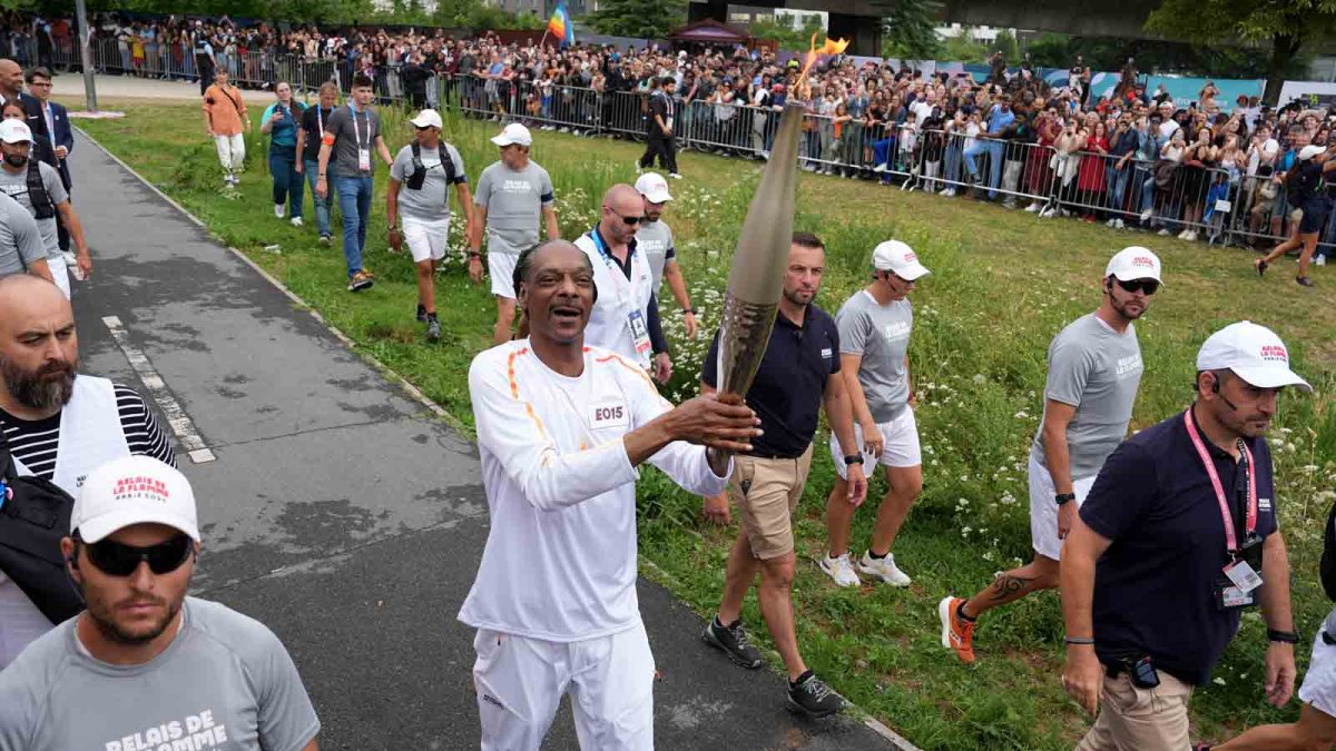 Snoop Dogg carries Olympic torch before Opening Ceremony in Paris NBC10 Philadelphia