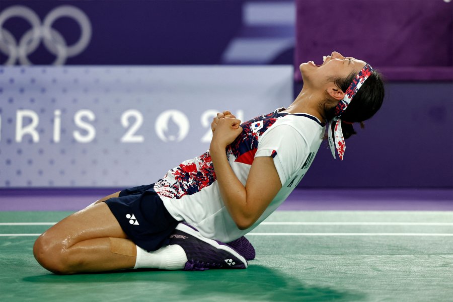 South Korea's An Se-young reacts after winning the women's singles badminton final match during the Paris 2024 Olympic Games at Porte de la Chapelle Arena in Paris on August 5, 2024