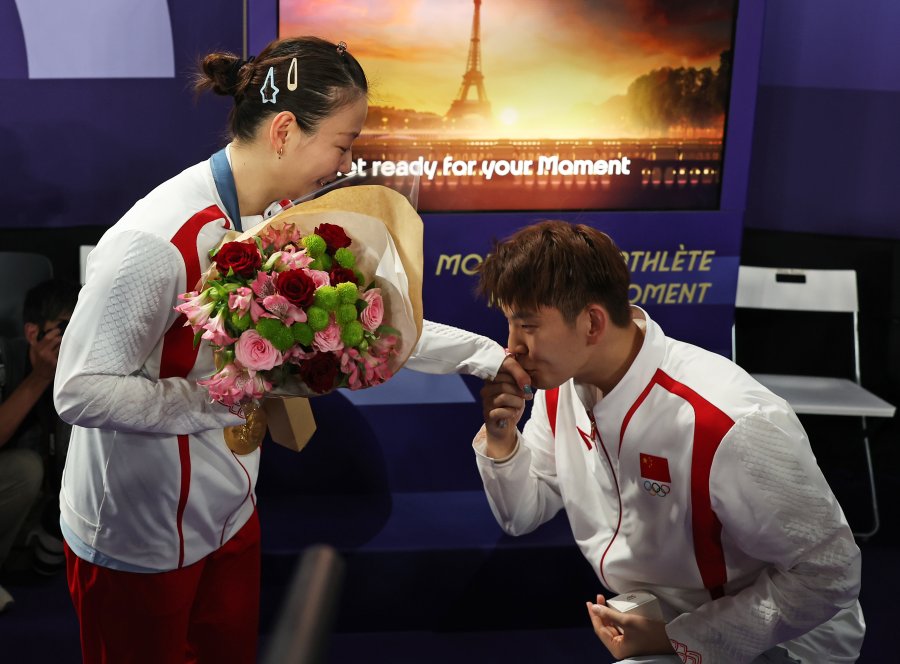 Zheng Siwei of Team People’s Republic of China proposes to his partner Ya Qiong Huang