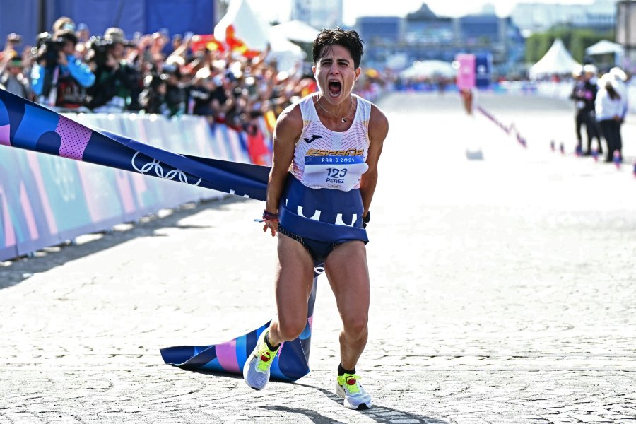 Spain's Maria Perez celebrates after winning the mixed marathon race walk relay of the athletics event at the Paris 2024 Olympic Games at Trocadero in Paris on August 7, 2024