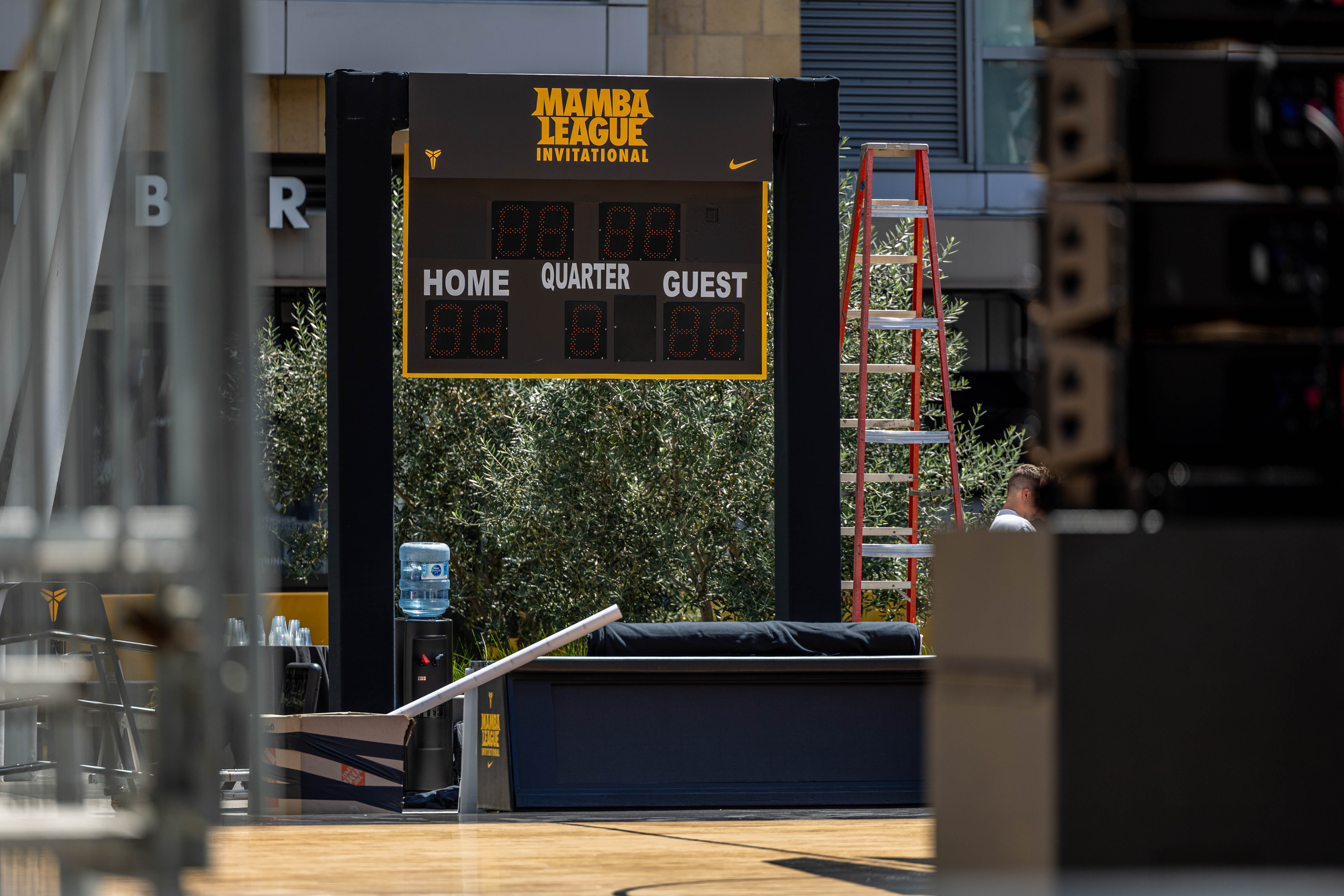 Nike construye la cancha en L.A. Live en el centro de Los Ángeles para el segundo torneo anual Mamba League Invitational en honor a la "Semana Mamba" y el Día de Kobe Bryant el 24 de agosto. Foto cortesía de ESPN Los Ángeles.