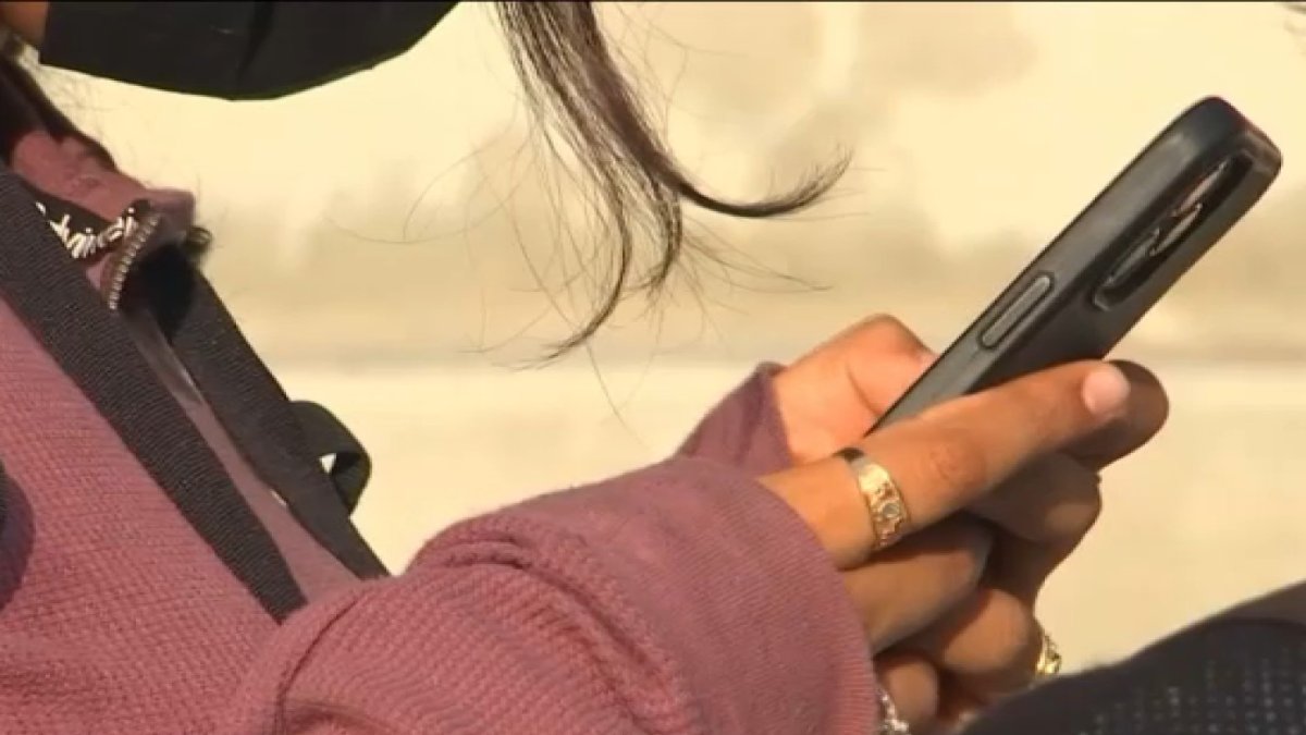 NJ lawmakers move closer to banning cellphones in schools