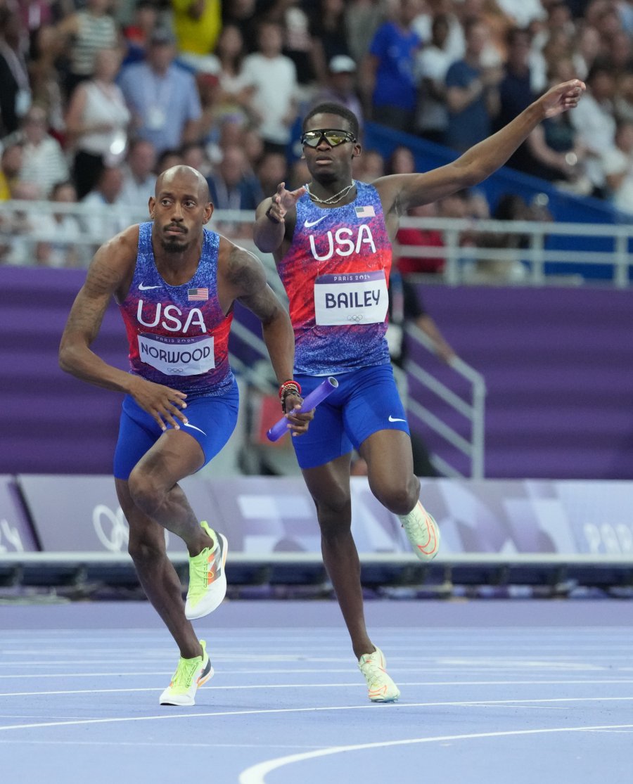 Vernon Norwood (USA) takes the handoff from Christopher Bailey (USA)