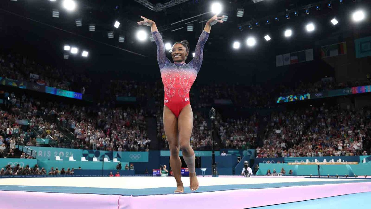 Simone Biles gets silver in floor routine at the 2025 Olympics NBC10