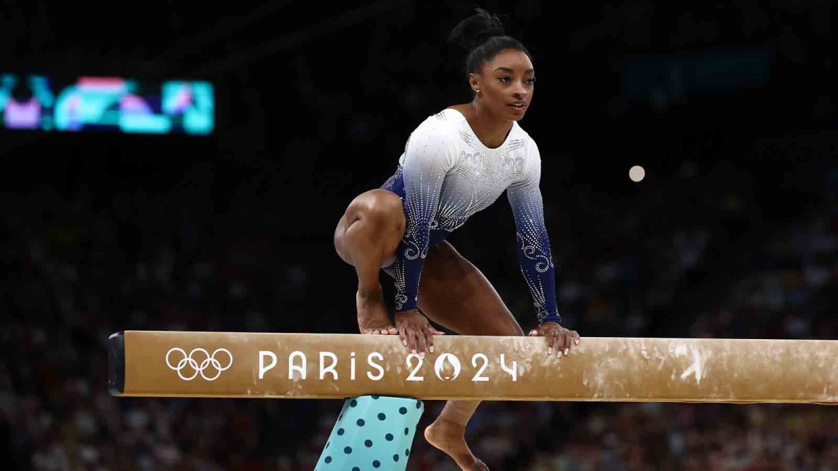 Simone Biles falls off beam during final routine at 2024 Olympics