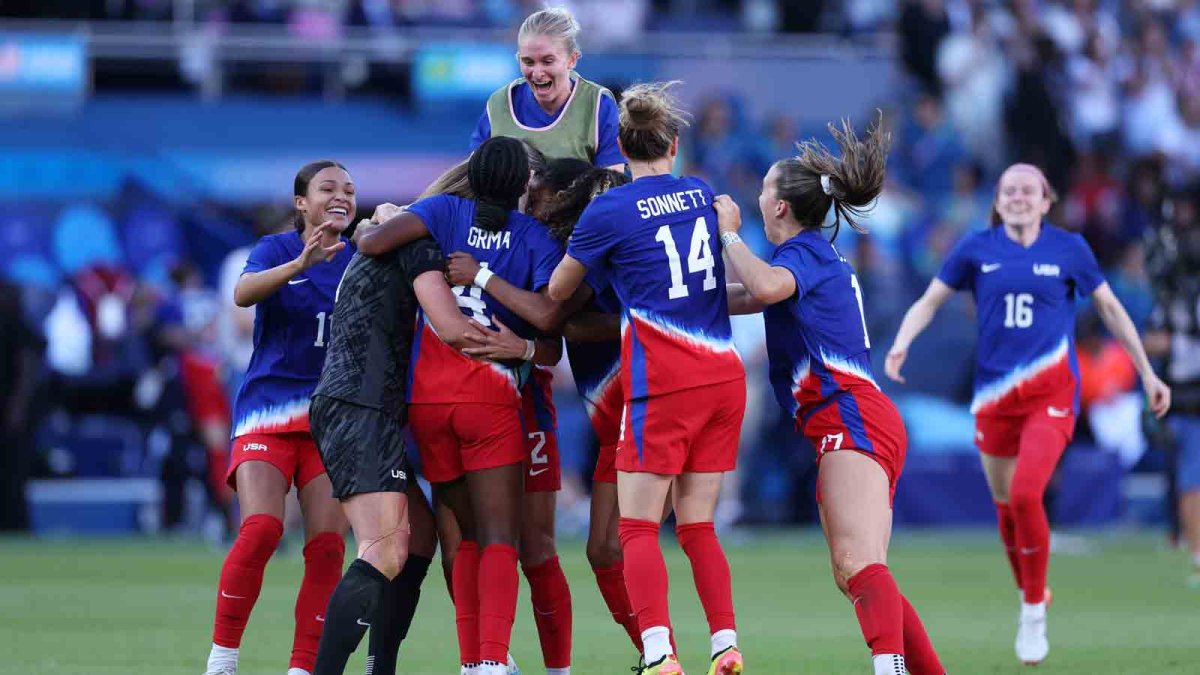 USWNT win Olympic gold medal with Mallory Swanson goal vs. Brazil ...