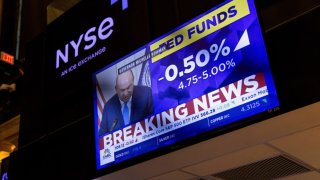 A television broadcasts the Federal Reserve’s interest rate cut on the floor of the New York Stock Exchange on Sept. 18, 2024.