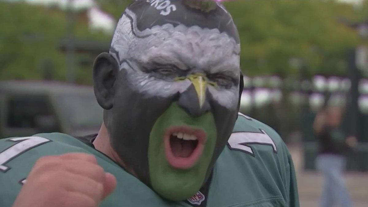 Eagles fans throwing the ultimate tailgate before the first home game ...