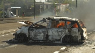 a car burning in a street of Fort-de-France