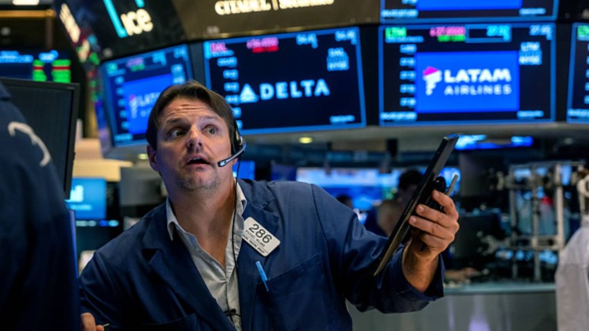 Traders work on the floor of the New York Stock Exchange on Oct. 22, 2024.