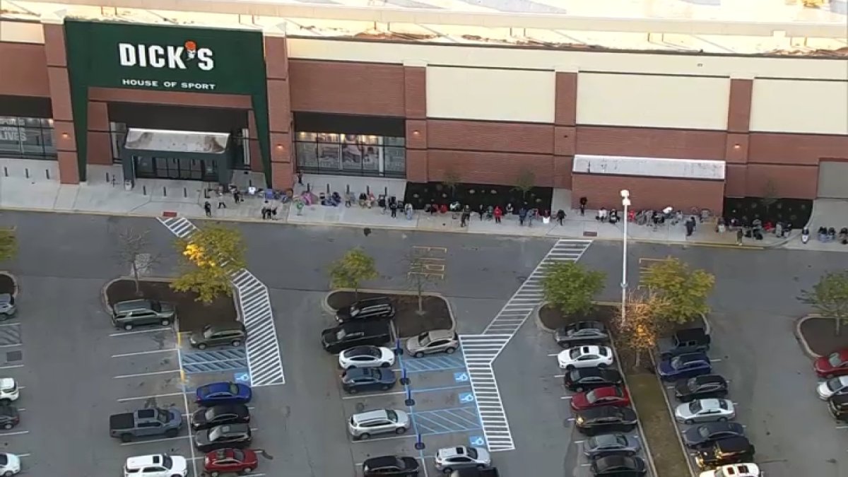 Why did people line up outside new Dick’s Sporting Good store in Delaware?