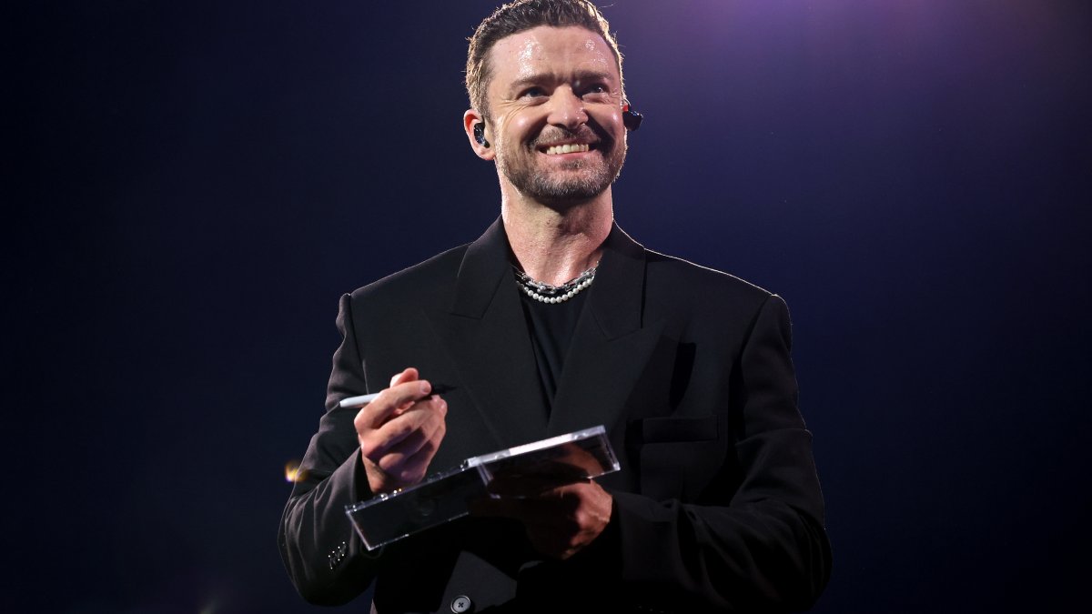 Justin Timberlake Laughs at Divorce Sign in Concert