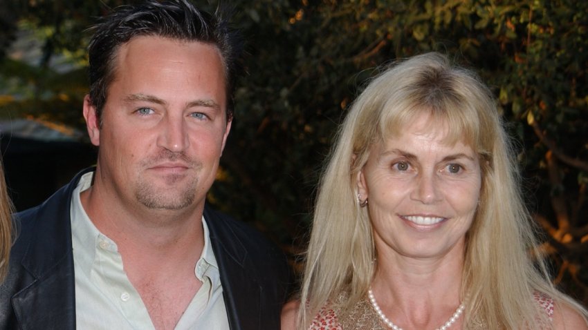 Actor Matthew Perry (C) and mother Suzanne Morrison attend the Los Angeles Consul General of Canada and Los Angeles Kings’ tribute for Garnet ‘Ace’ Bailey,  October 3, 2001 in Los Angeles, CA.