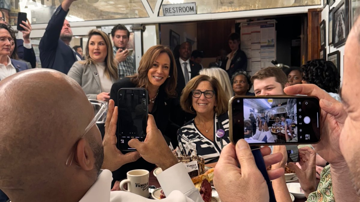 Kamala Harris visits Philly Deli outside CNN City Hall in Delco – NBC10 Philadelphia