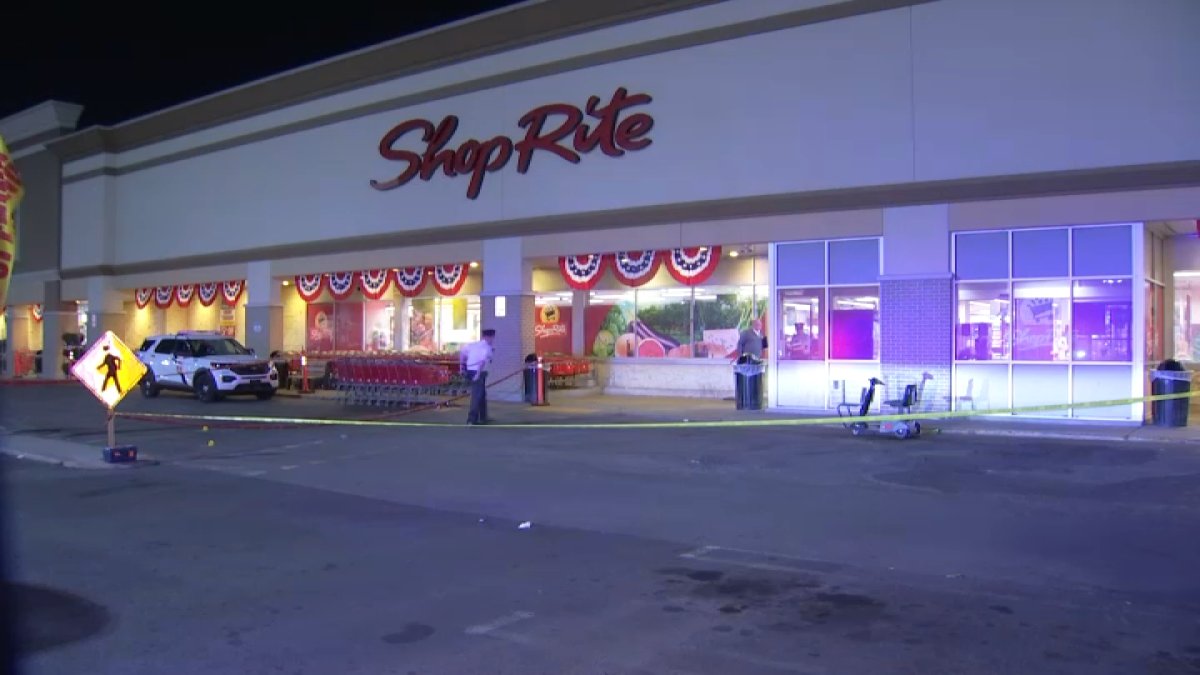 Worker putting away shopping carts shot during argument outside Philly supermarket