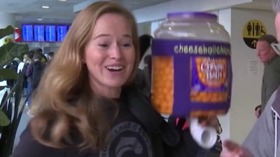 Thanksgiving travel rush is on and this flyer has special way to snack on planes