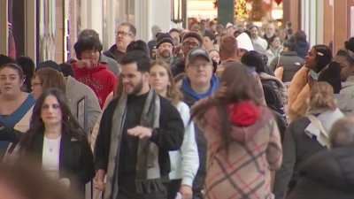 Last-minute shoppers out in full force two days before Christmas