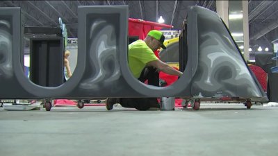 Mummers prepare for parade in Philly