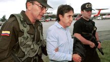 (FILE) This file picture shows presumed drug trafficker Fabio Ochoa Vasquez (C) being escorted by Colombian police 13 October, 1999 in Bogota after his capture. Colombian President Andres Pastrana has authorized the extradition of Ochoa 27 August, 2001 to the US according to an official in the president's office.    AFP PHOTO (Photo by JAVIER CASELLA / COLOMBIAN POLICE / AFP) (Photo by JAVIER CASELLA/COLOMBIAN POLICE/AFP via Getty Images)