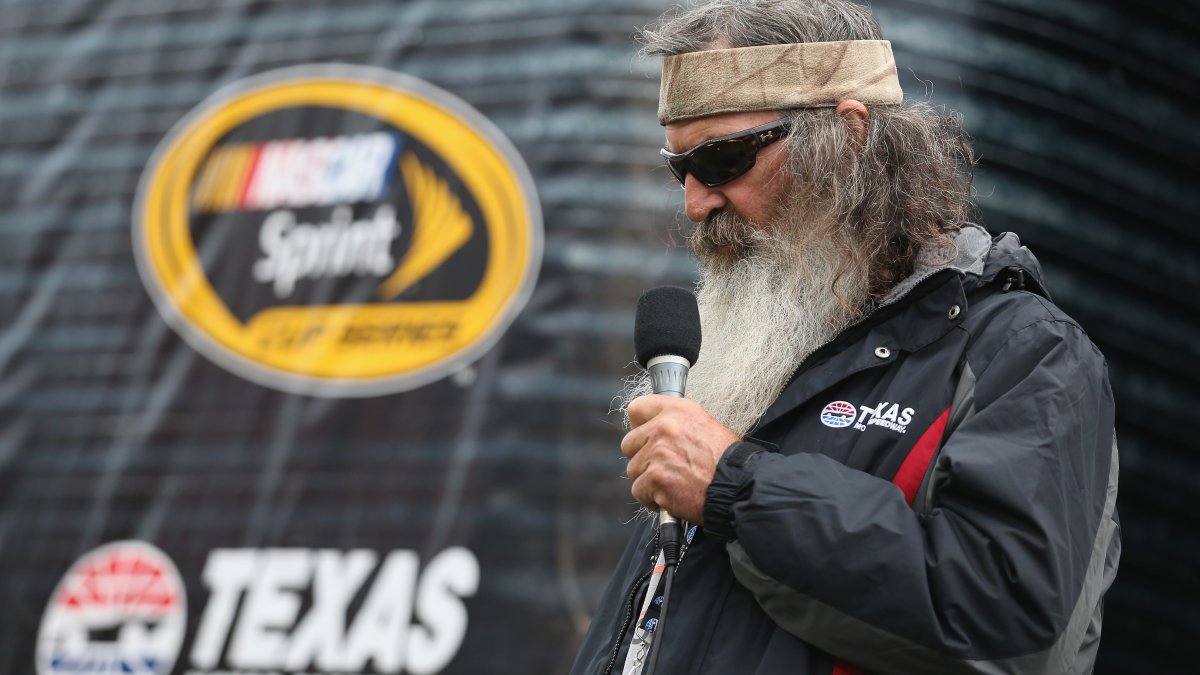 does phil robertson chew tobacco Duck Dynasty' star dies at 79; family revealed Alzheimer's diagnosis last year Jase Robertson (Duck Dynasty) is