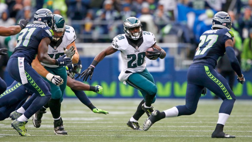 SEATTLE, WA – NOVEMBER 20:  Running back Wendell Smallwood #28 of the Philadelphia Eagles looks for a way through the Seattle Seahawks defense at CenturyLink Field on November 20, 2016 in Seattle, Washington.  (Photo by Otto Greule Jr/Getty Images)