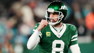 Aaron Rodgers finishes Jets season – maybe career – with win vs. Dolphins