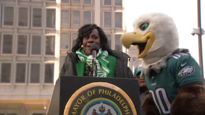 WATCH: After ‘E-L-G-S-E-S' flub, Mayor Parker gets help from crowd with Eagles chant