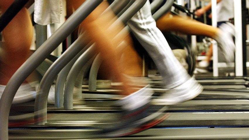 BROOKLYN, NEW YORK – JANUARY 2:  People run on treadmills at a New York Sports Club January 2, 2003 in Brooklyn, New York. Thousands of people around the country join health clubs in the first week of the new year as part of their New Year’s resolution. Many health clubs see a surge in business of 25 percent immediately after the new year, only to see those numbers level off by spring.  (Photo by Spencer Platt/Getty Images)