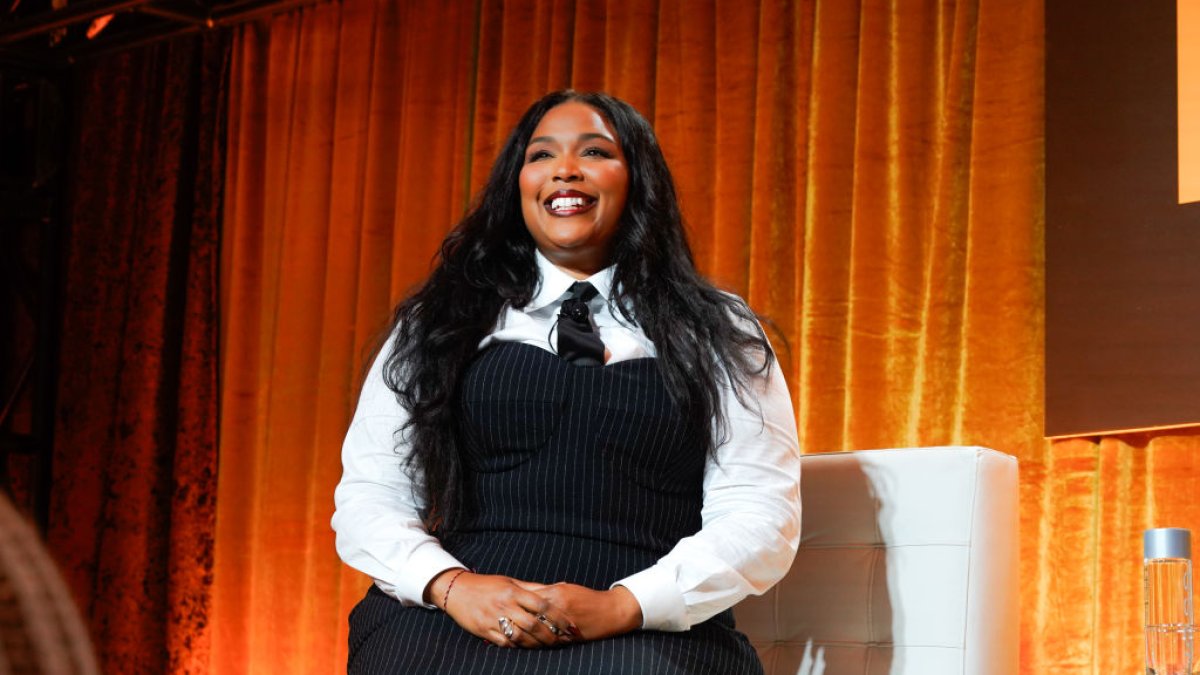 Lizzo shares new pic to celebrate meeting weight goals ‘I did it