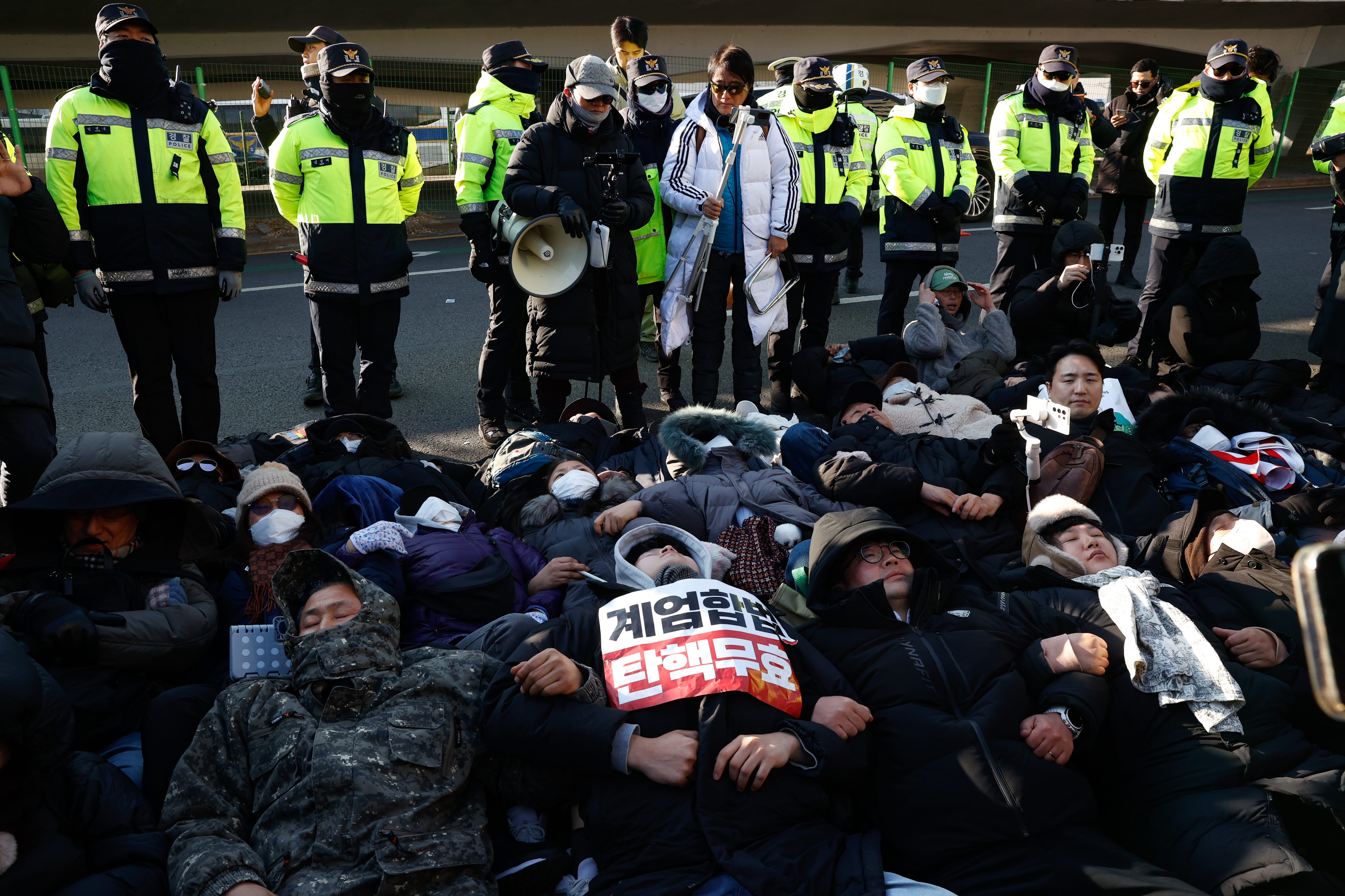 Around 30 supporters of impeached President Yoon Suk Yeol