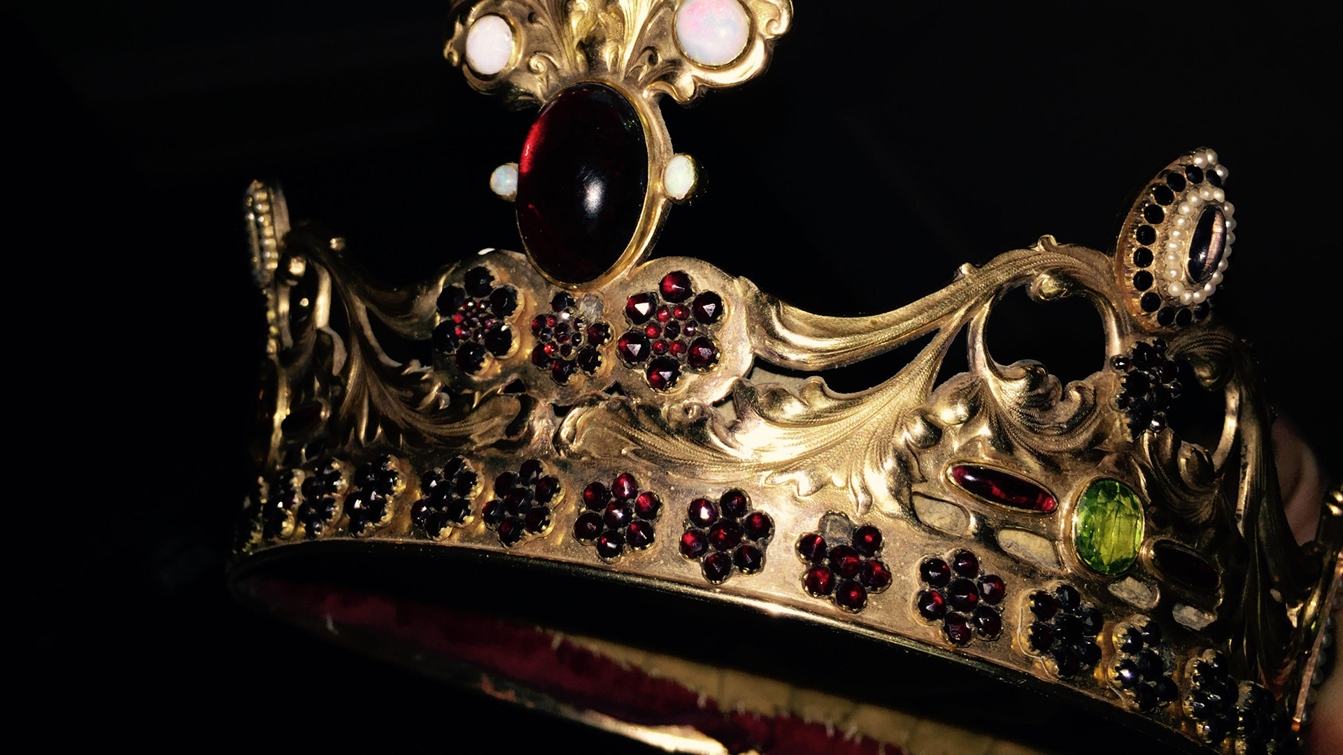 [Image: Golden-crown-stolen-from-Philly-church.jpg]