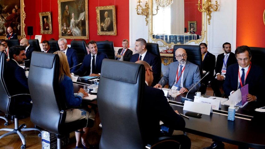 Various heads of government in a meeting.
