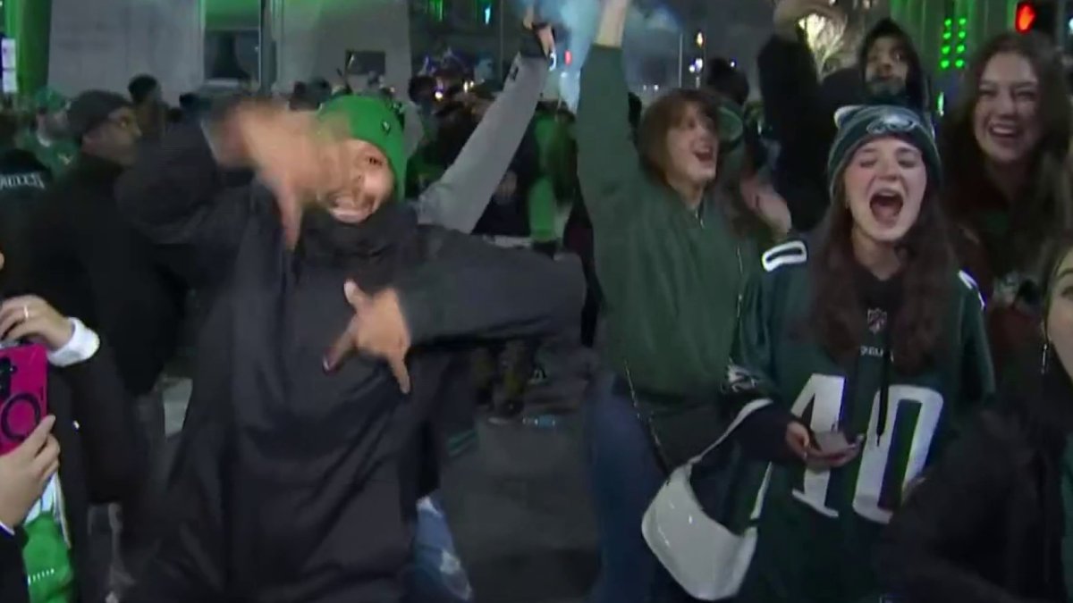 Eagles fans go wild at City Hall after the Birds’ Super Bowl victory ...