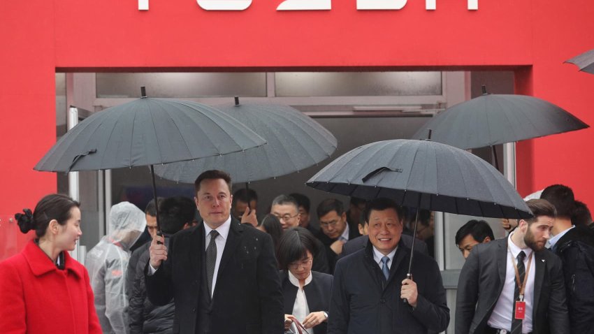 Tesla boss Elon Musk (L) walks with Shanghai Mayor Ying Yong during the ground-breaking ceremony for a Tesla factory in Shanghai on January 7, 2019. – 