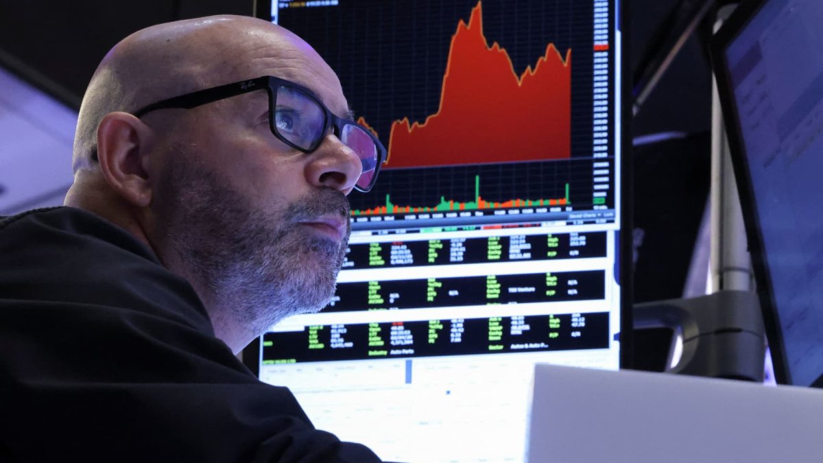 Dow Drops Over 200 Points Amid Fed Meeting Concerns