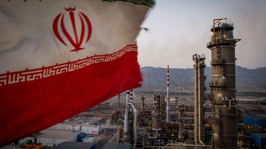 An Iranian national flag flies at the Persian Gulf Star Co. (PGSPC) gas condensate refinery in Bandar Abbas, Iran, on Jan. 9. 2019.