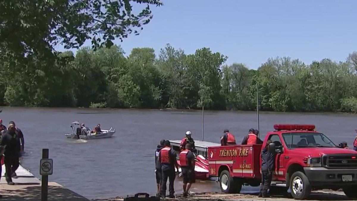 1 person missing after boat overturns in Delaware River: Officials ...