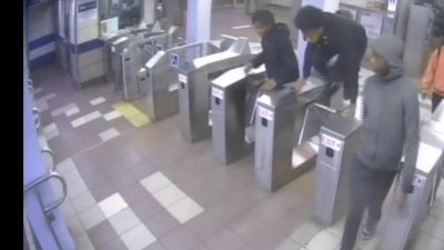 Buscan sospechosos de atacar a hombre de 77 años en Center City