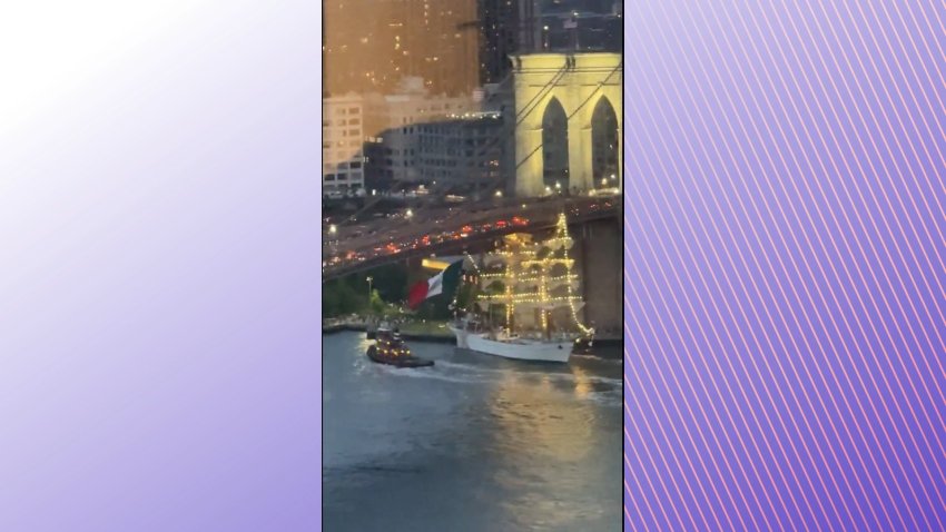 Boat collides with Brooklyn bridge