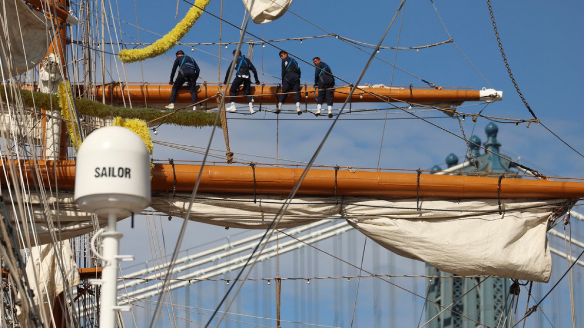 Turbulent waters may have contributed to Mexican tall ship's crash into Brooklyn Bridge