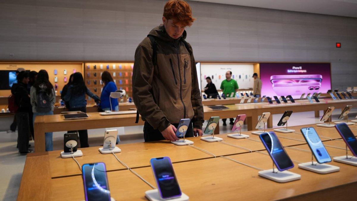 Apple's Stock Declines as Tech Sector Recovers