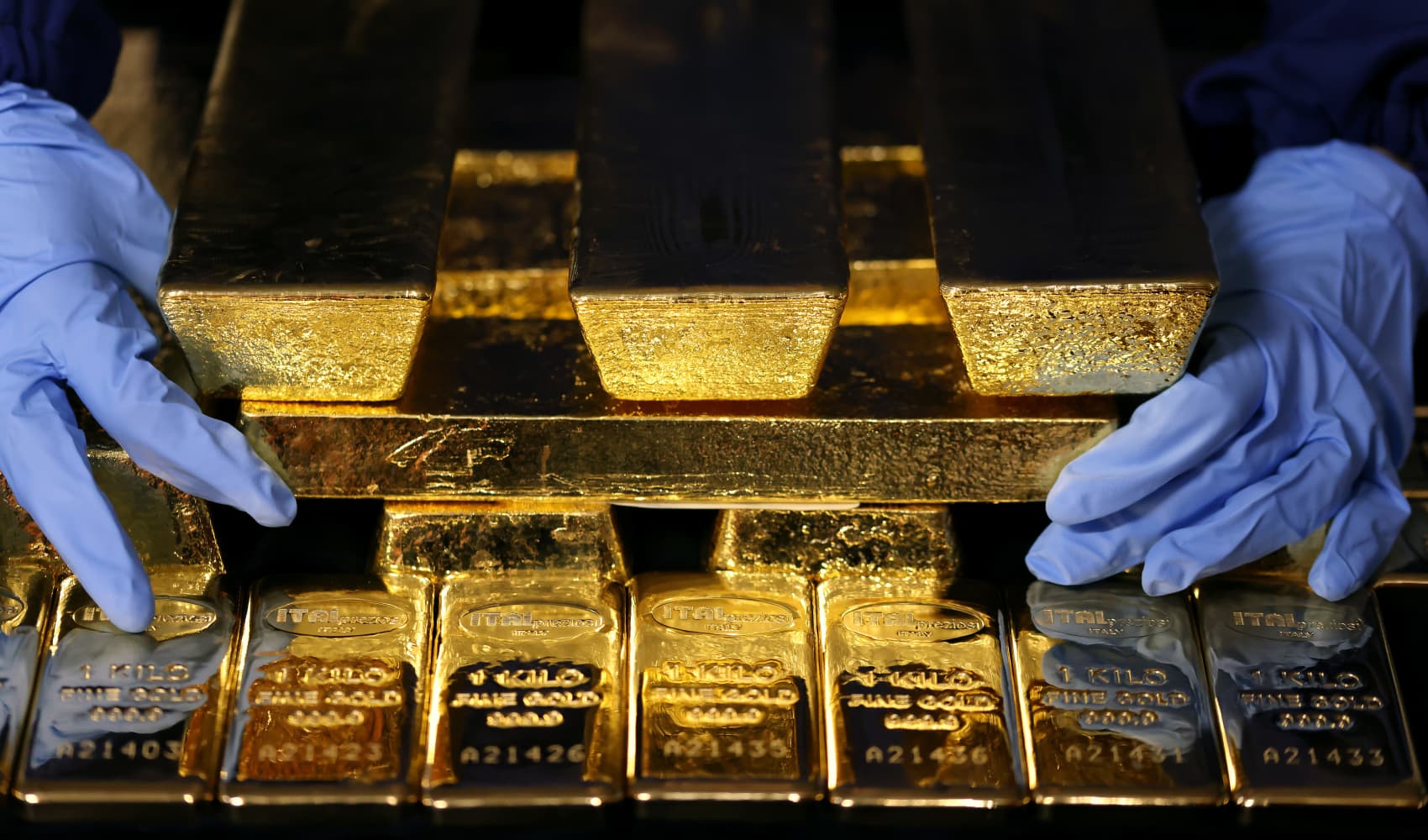 Precious Metals Surge: Silver and Platinum Outperform in 2025